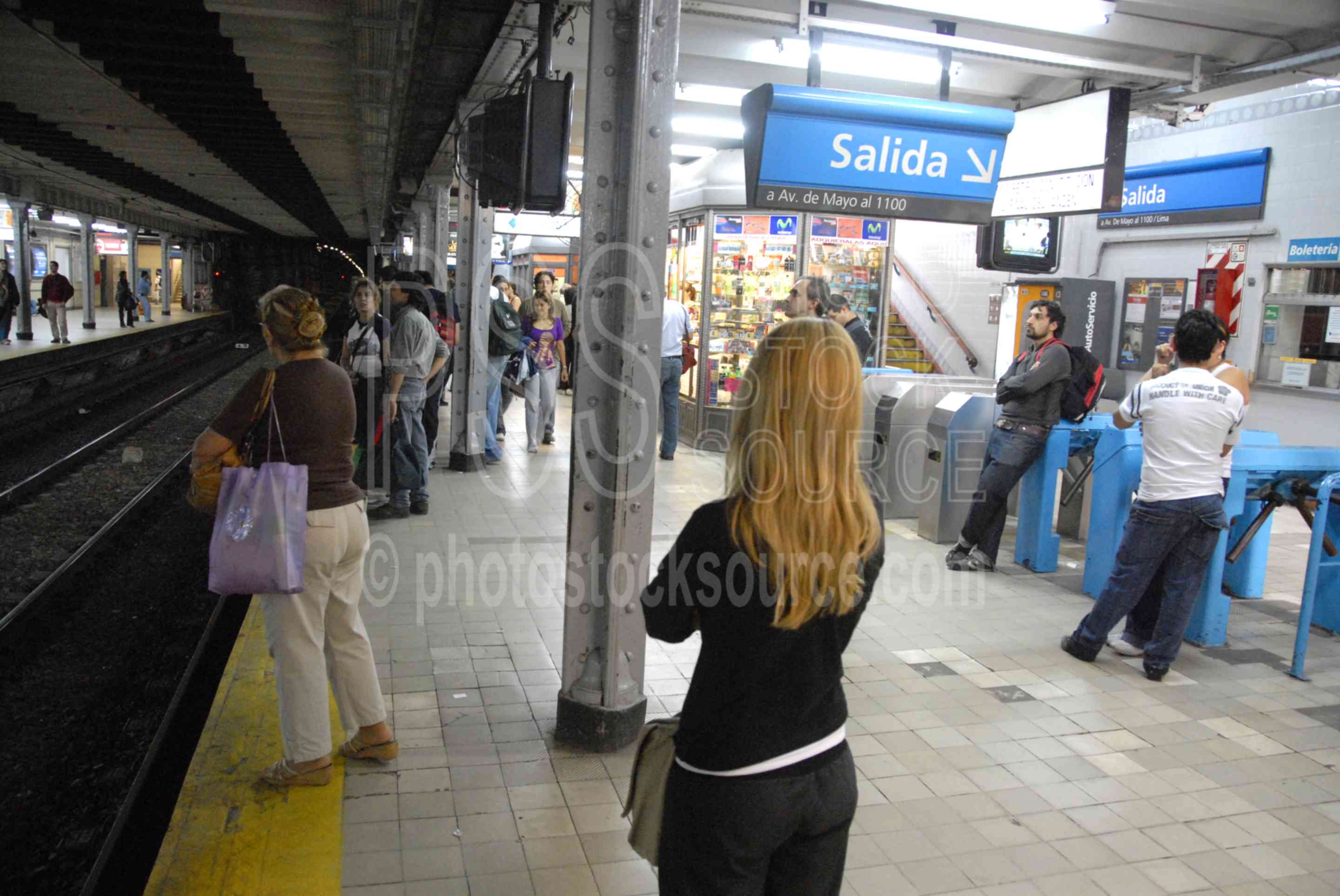Lima Subte Platform,passengers,riders,train,metro,subway,subte,public transportation,platform,stop,station