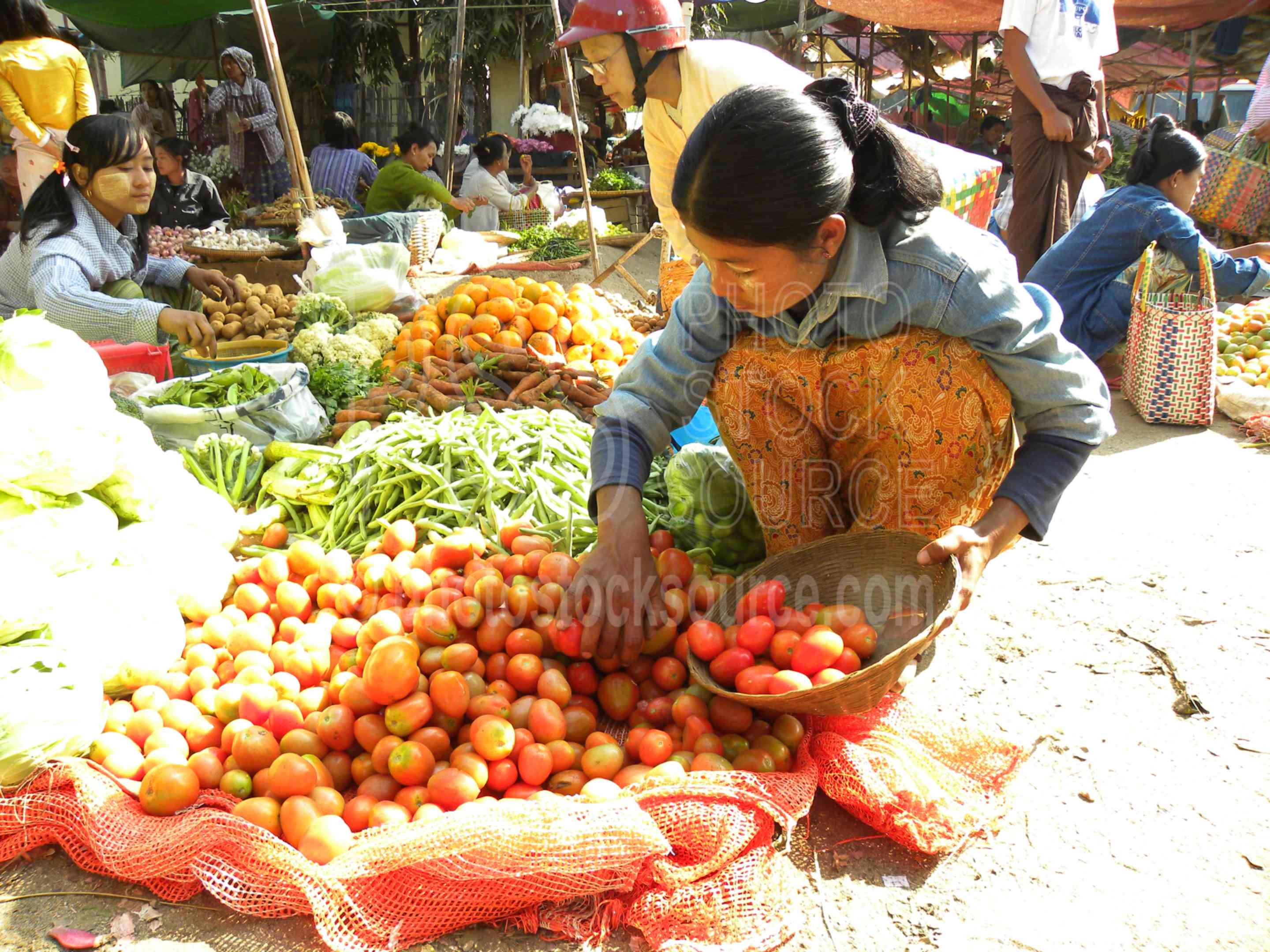 Woman Buying Tomatoes,myanmar,nyaung oo,nyaung oo market,market,seller,sellers,vendor,vendors,commerce,thanaka,tomatos