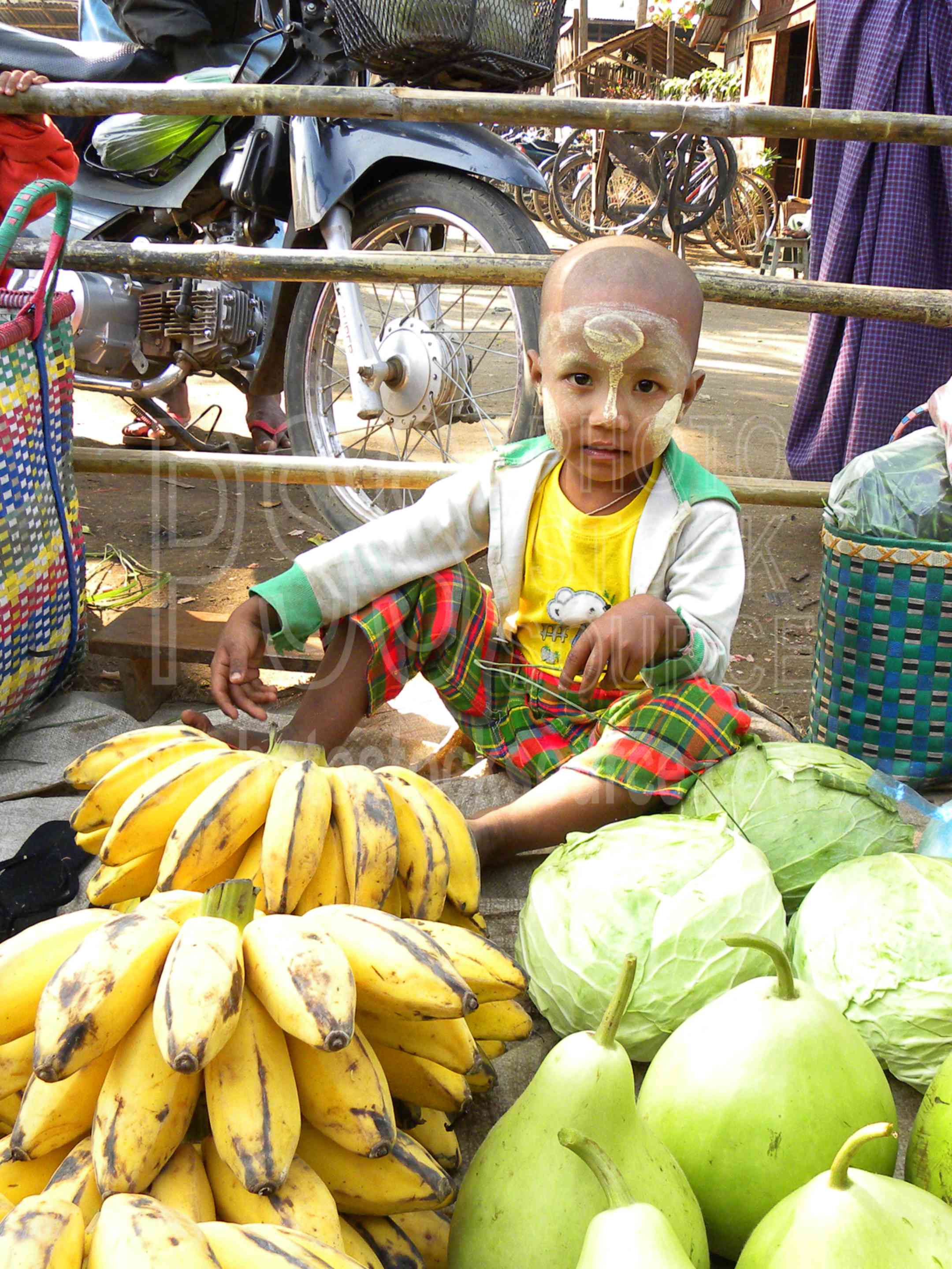 Child Wearing Thanaka,myanmar,nyaung oo,nyaung oo market,market,seller,sellers,vendor,vendors,commerce,thanaka