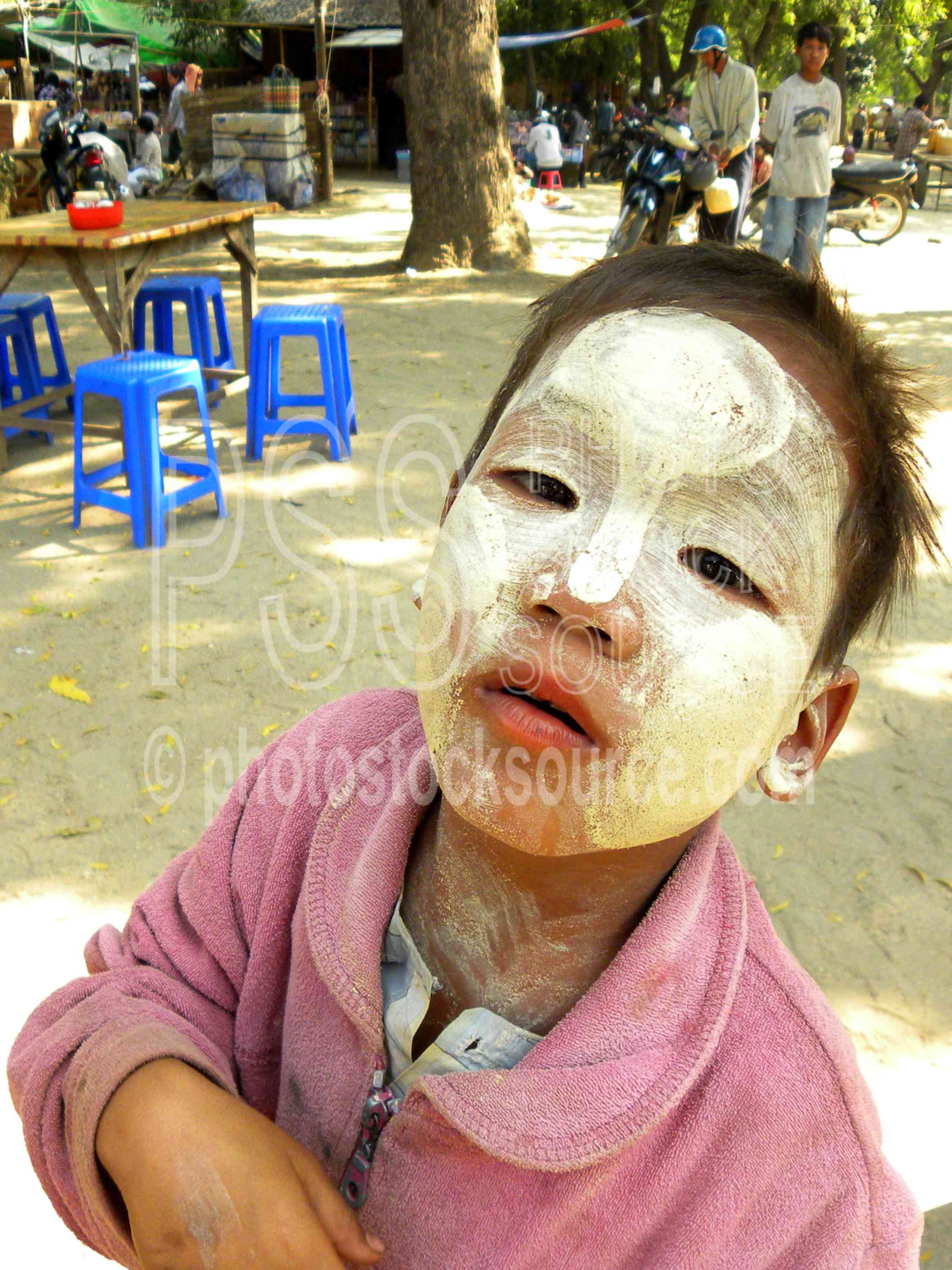 Boy Wearing Thanaka,myanmar,nyaung oo,nyaung oo market,market,seller,sellers,vendor,vendors,commerce,thanaka,child,boy