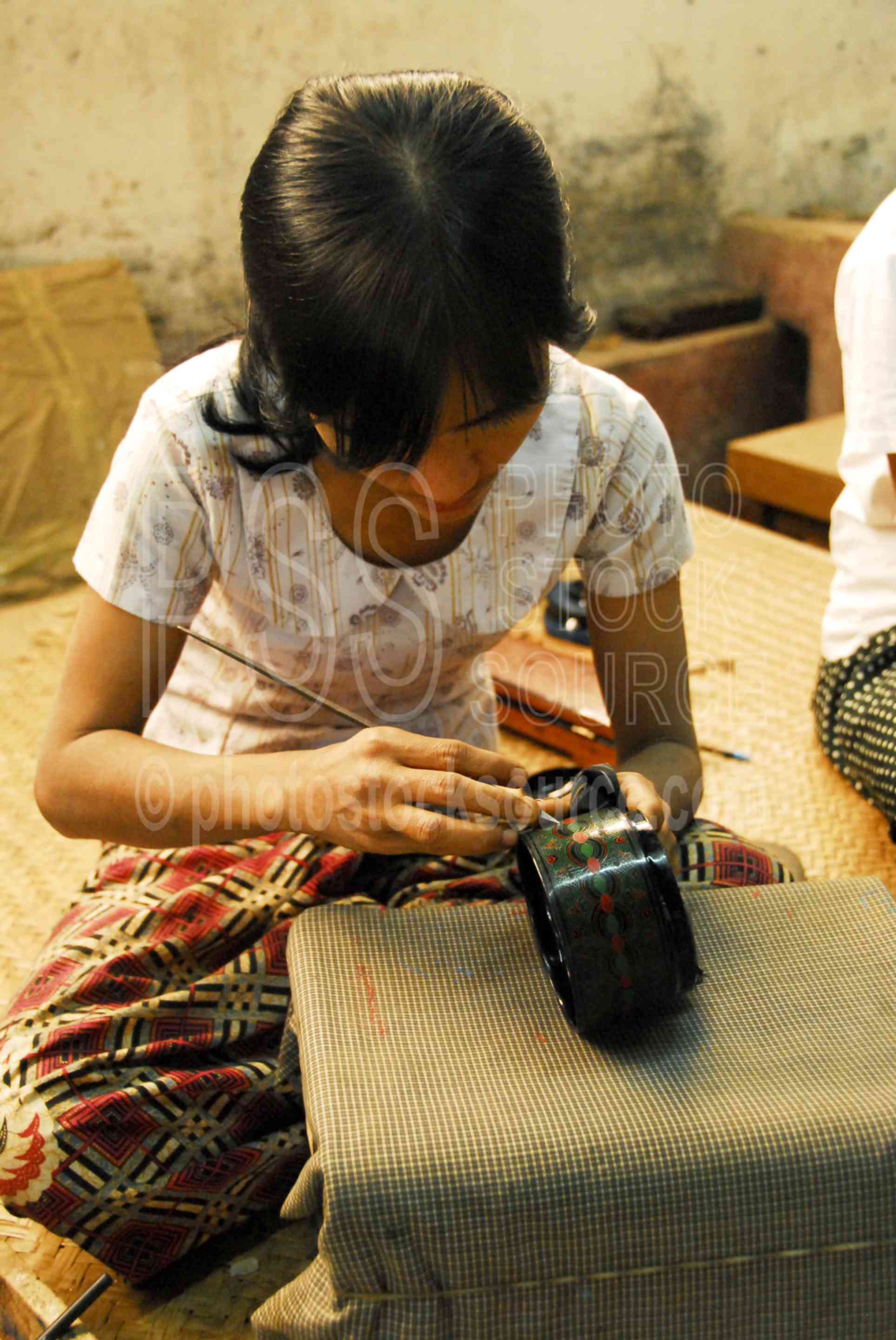 Woan Etching Lacquerware,myanmar,men,working,factory,manufacture,art,lacquer,lacquerware,etching