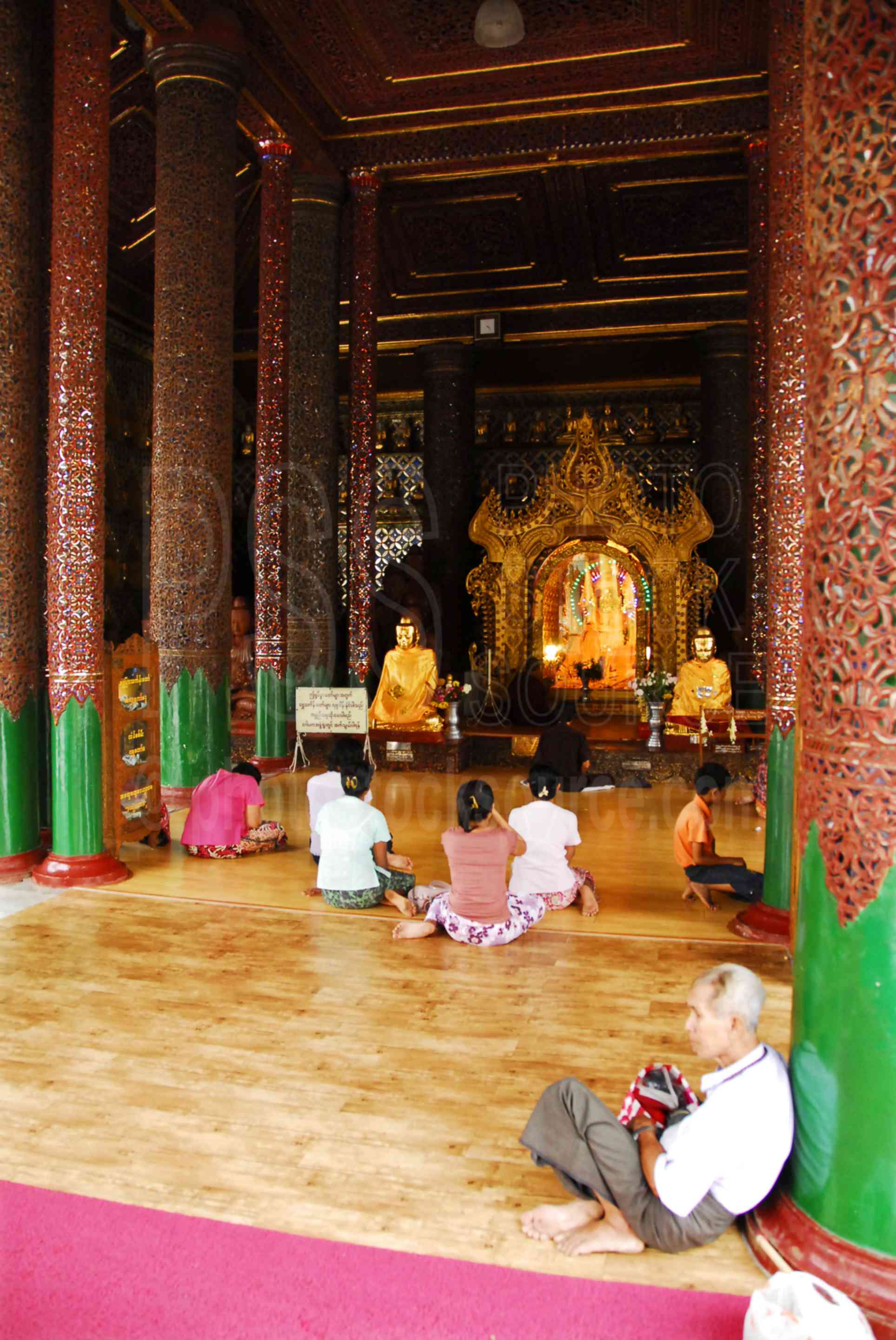 Shwedagon Pagoda Shrine,myanmar,buddhism,paya,pagoda,shwedagon zedi daw,zedi,golden pagoda,gold,golden,gold leaf,stupa,shrine,rangoon,rangon,yangoon