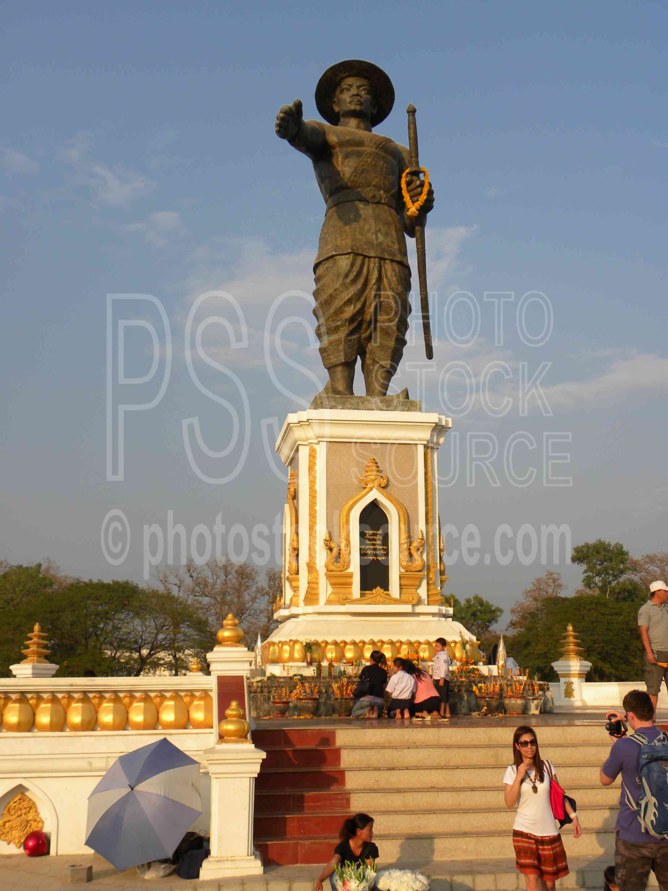 King Chao Anouvang Statue,monument,statue,sculpture,king,anou,park