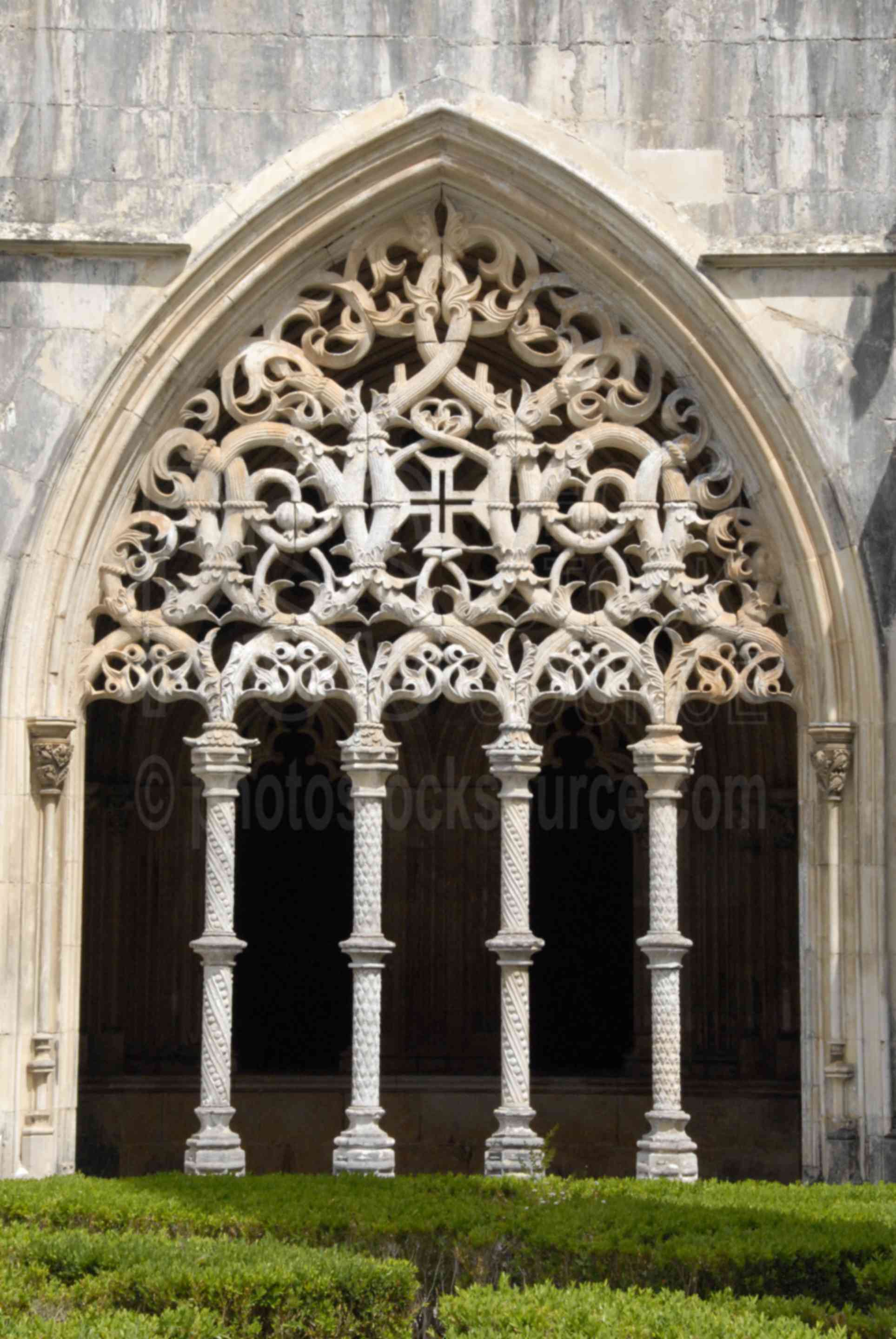 Cloisters Windows,mosterio de santa maria da vitoria,cathedral,architecture,cloisters,churches,religion