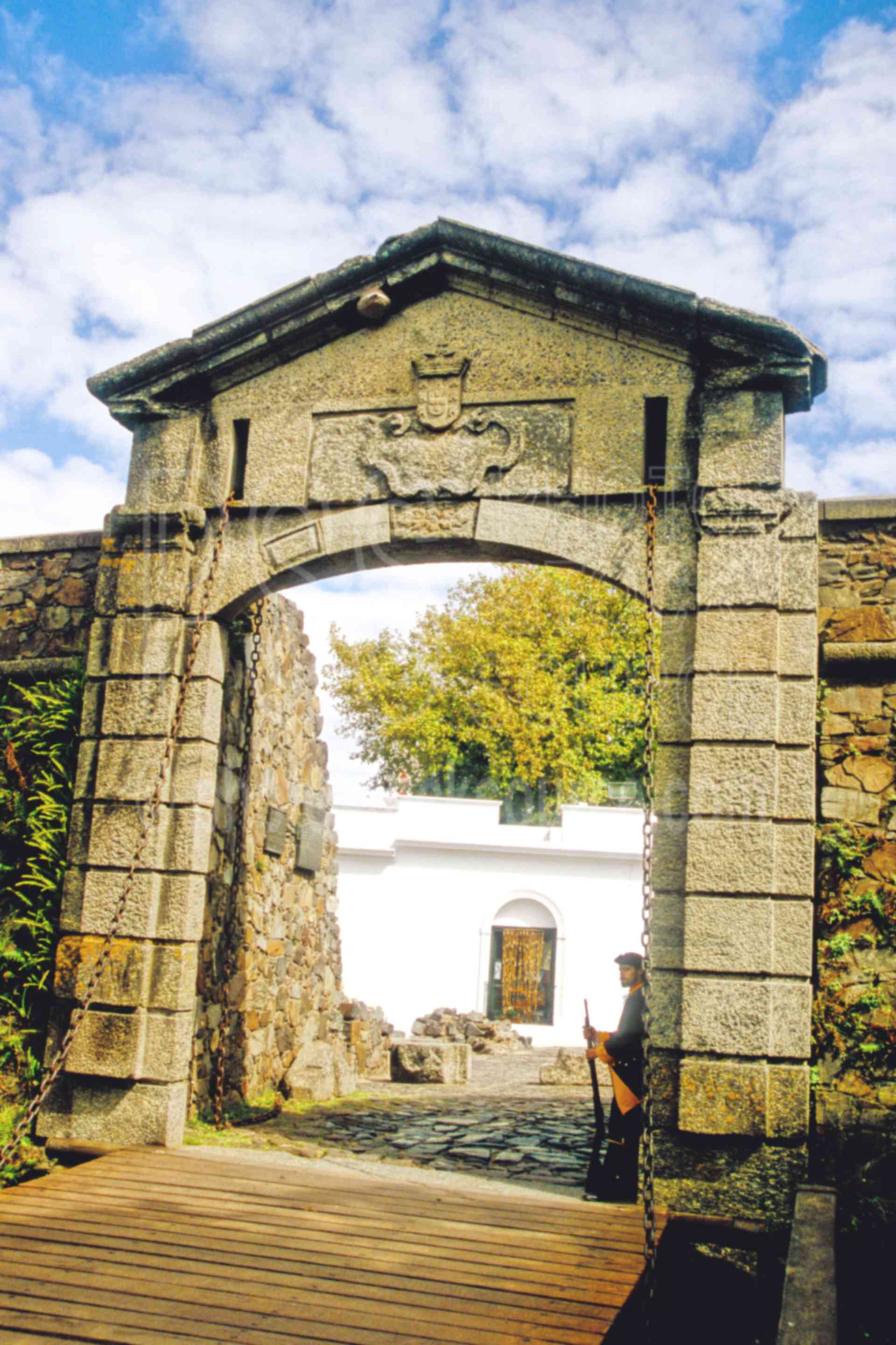 Porton de Campo,gate,city gate,walled city,cities