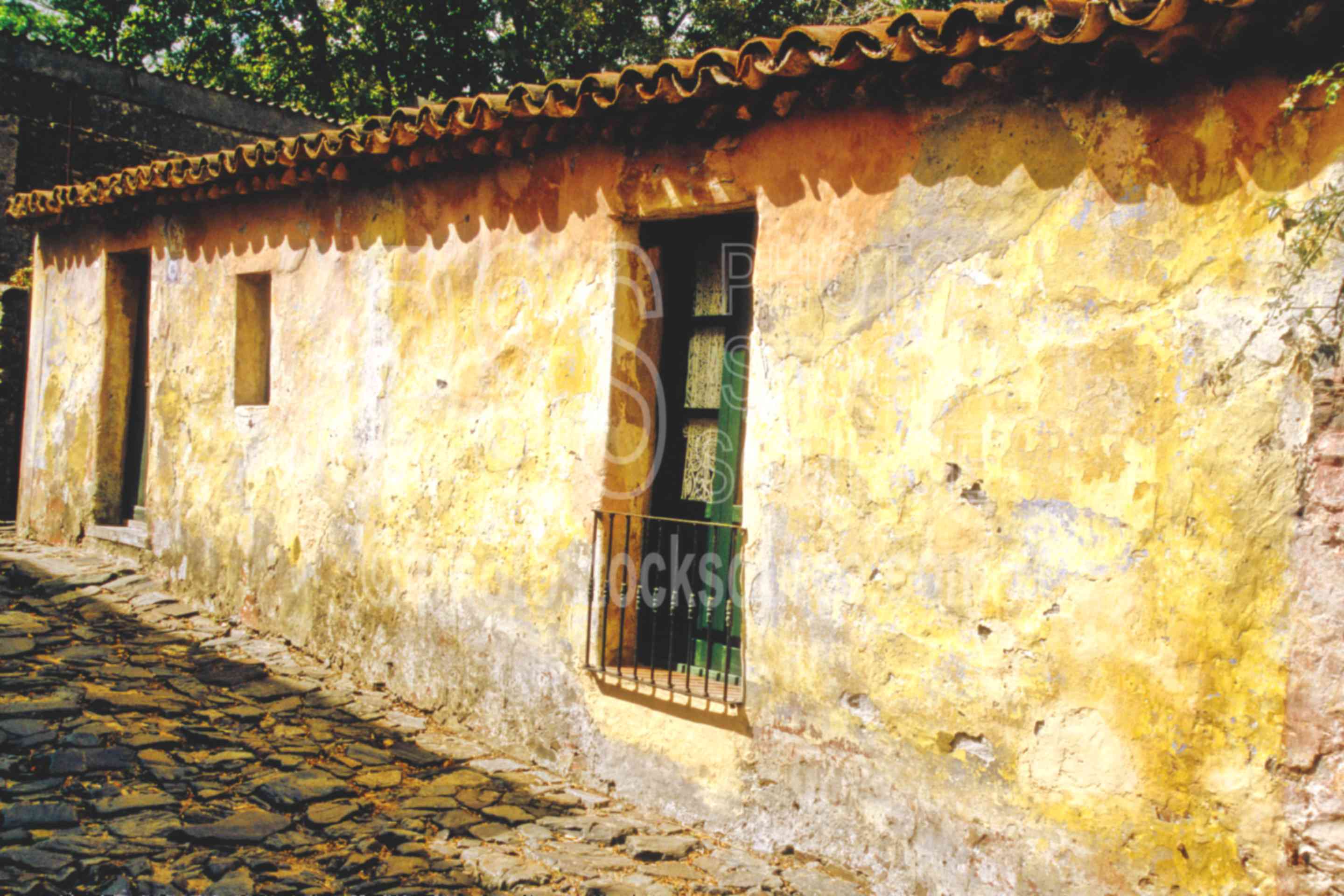 Portuguese House,house,calle de los suspiros,street of sighs,cobblestone